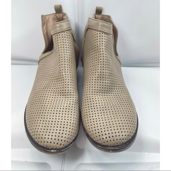 Restricted Women Sz 8.5 Taupe Perforated Bootie Ankle Boot Faux Leather Cut Out - Picture 3 of 14